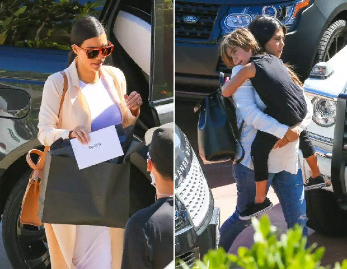 A su llegada, Kim sostenía una tarjeta con el nombre de Bruce. Por su parte, Kourtney, embarazada de varios meses, cargaba Mason.