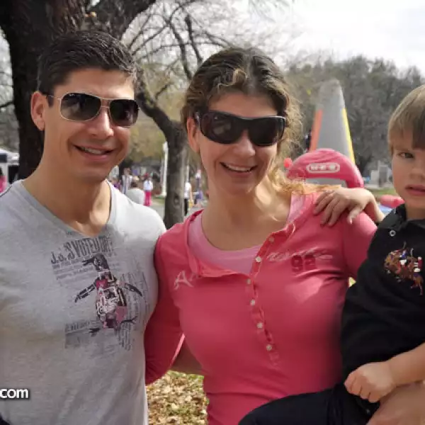 Eduardo Martínez,Regina de Martínez y Logan Martínez