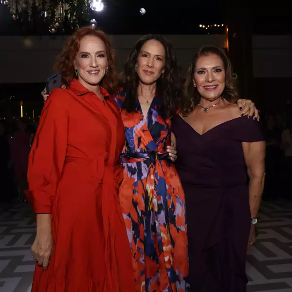 Pilar y Leticia Barrenechea con Dora Elena Butrón 