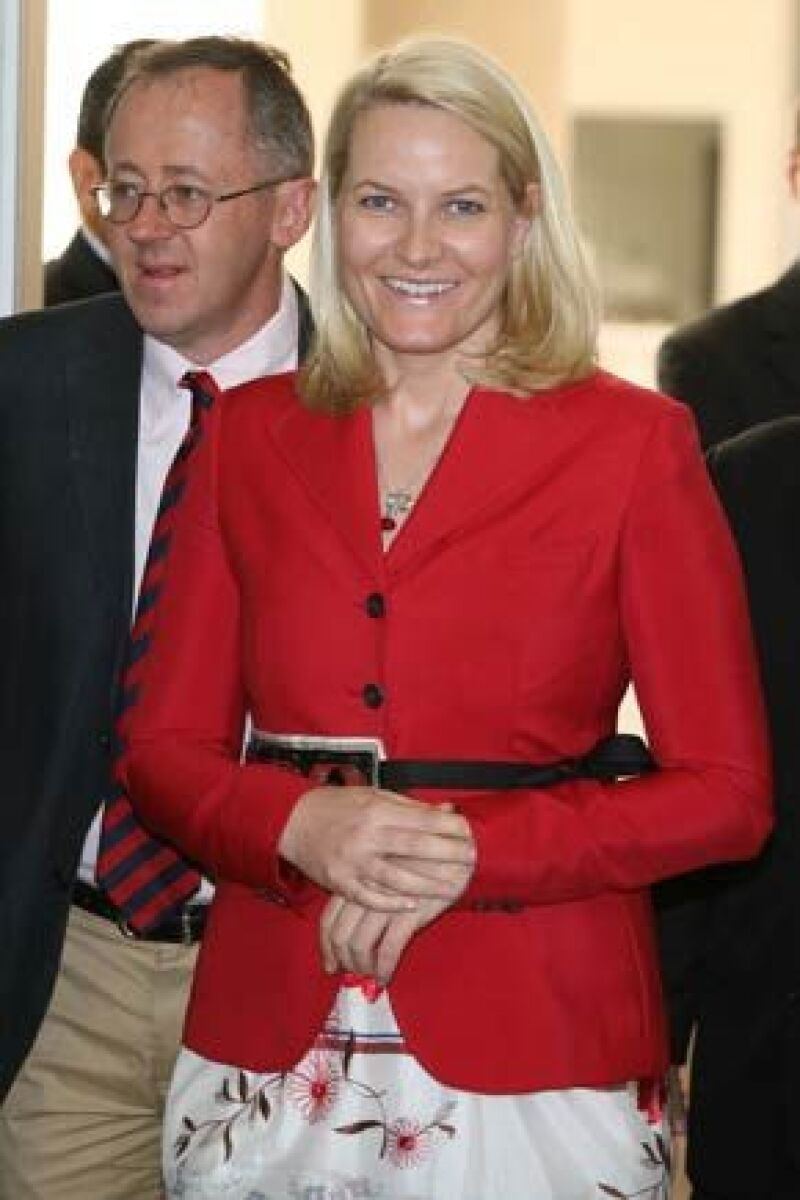 Mette-Marit se comprometió ante un grupo de enfermas a seguir apoyando las iniciativas dirigidas a detener la propagación del VIH y a atender las necesidades de las personas seropositivas.