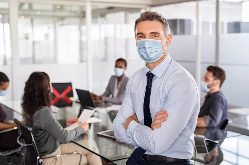 Personal en un ambiente laboral seguro y protegido  