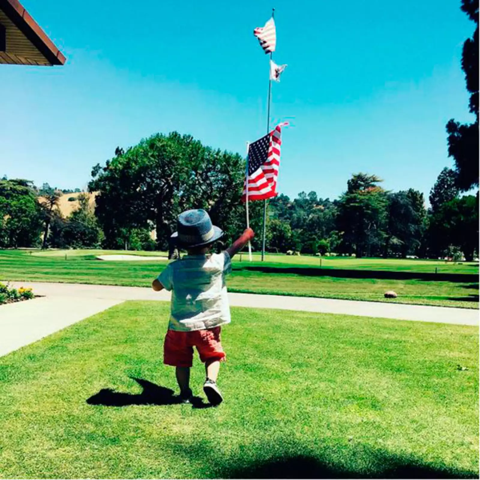 Justin Timberlake compartió esta foto de su hijos Silas, orgulloso de ser estadounidense.