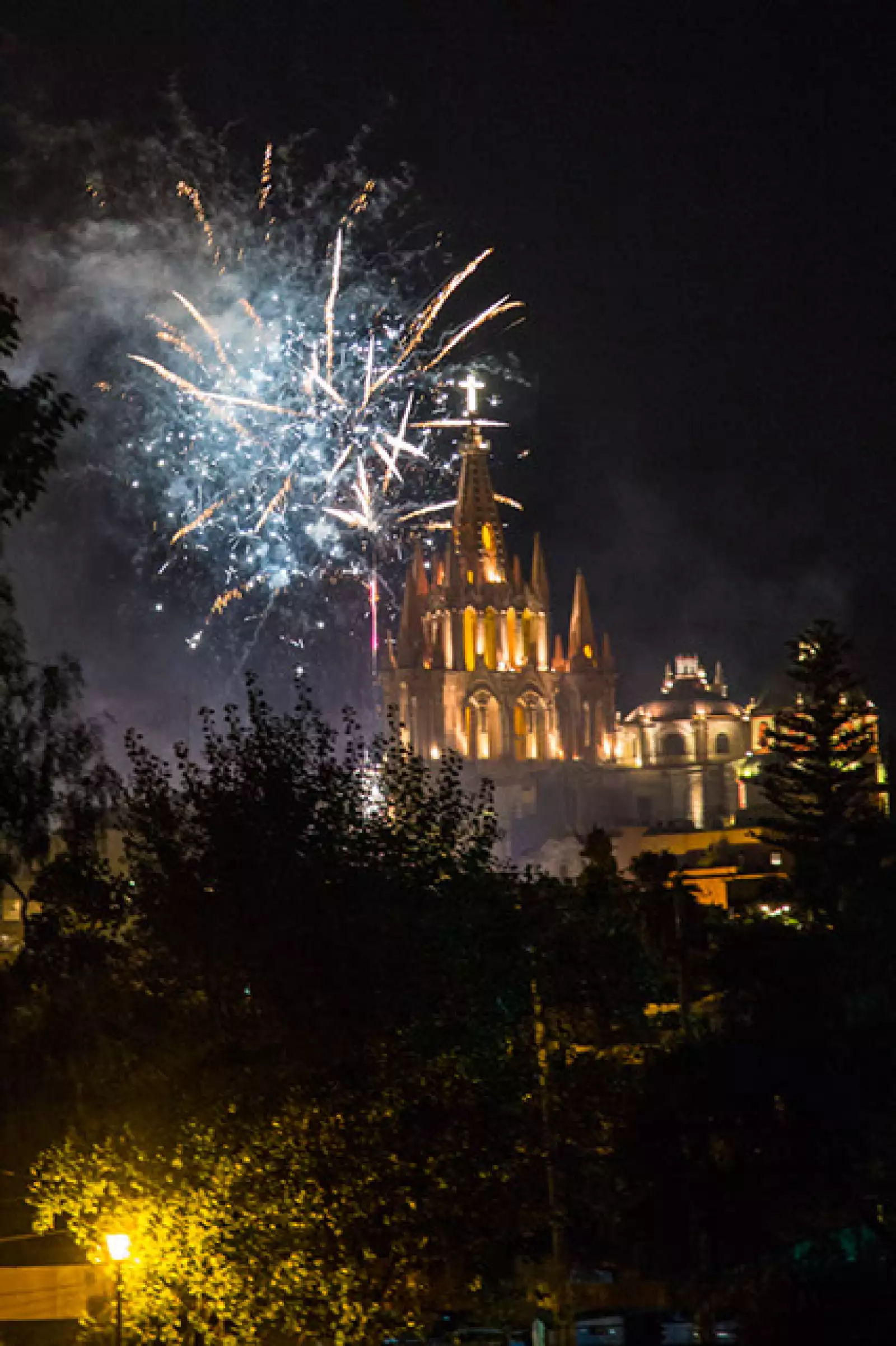 Fuegos artificiales iluminan la mágica ciudad