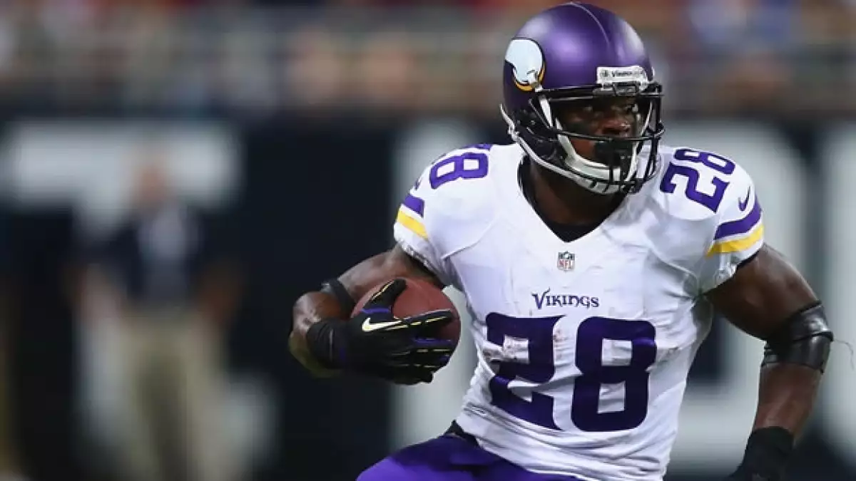 El corredor de los Vikingos de Minnesota, Adrian Peterson, recientemente envuelto en una controversia por golpear a su hijo