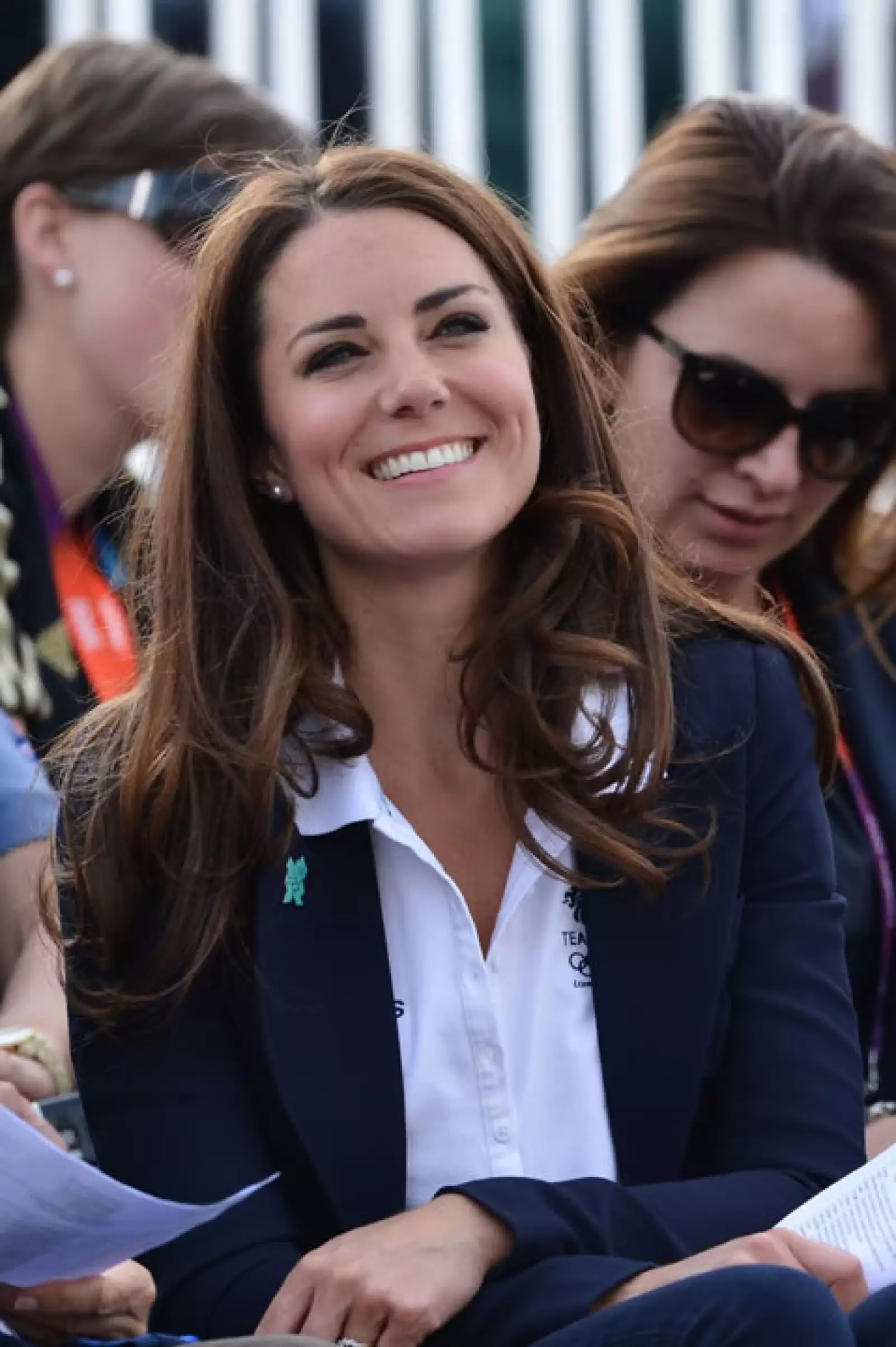 Kate lo coordinó con un polo blanco.