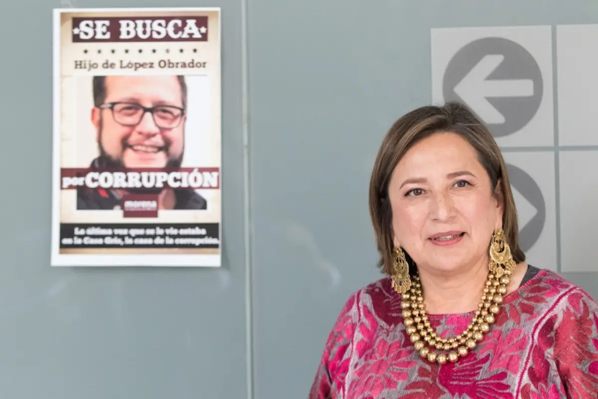 Xóchitl Gálvez Ruiz, senadora panista, posa con un cártel de "Se Busca", y el rostro de José Ramón López Beltrán
