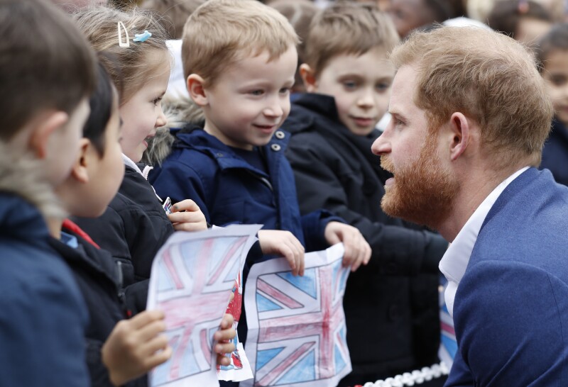 Príncipe Harry visita una escuela