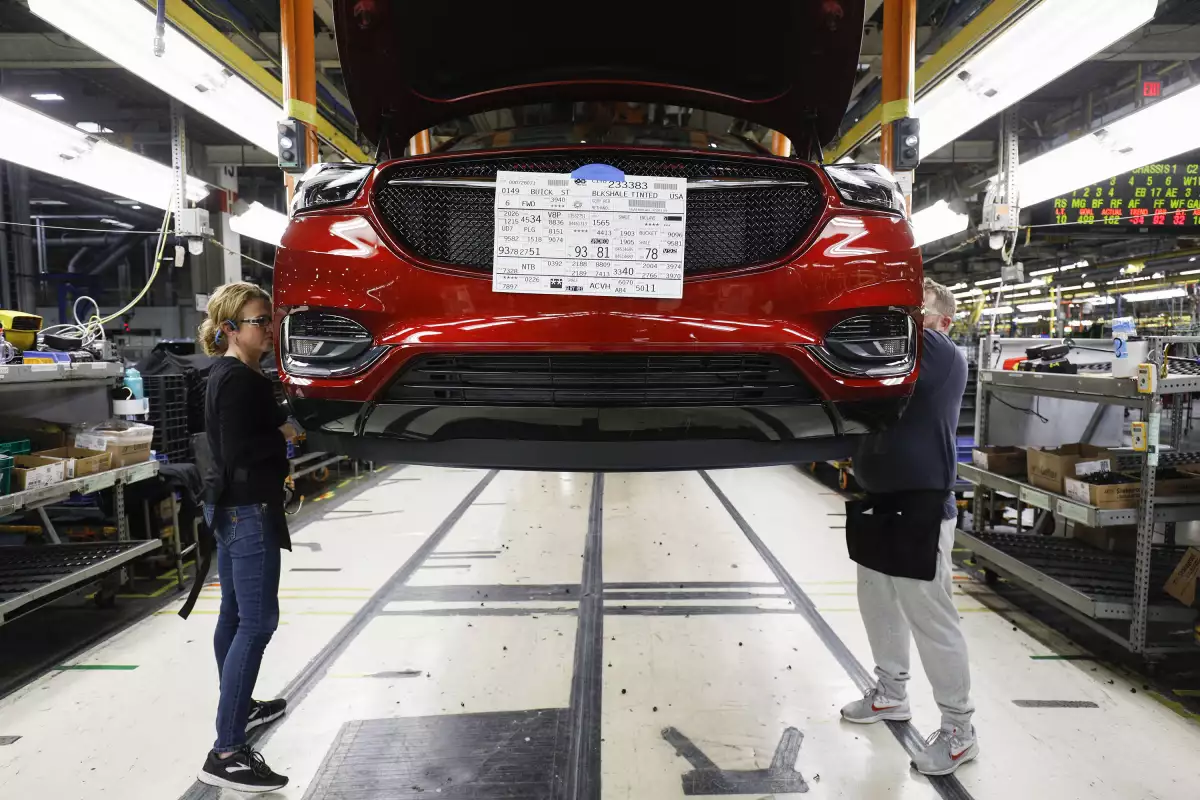 Joe Biden busca crear un millón de empleos en el sector automotriz