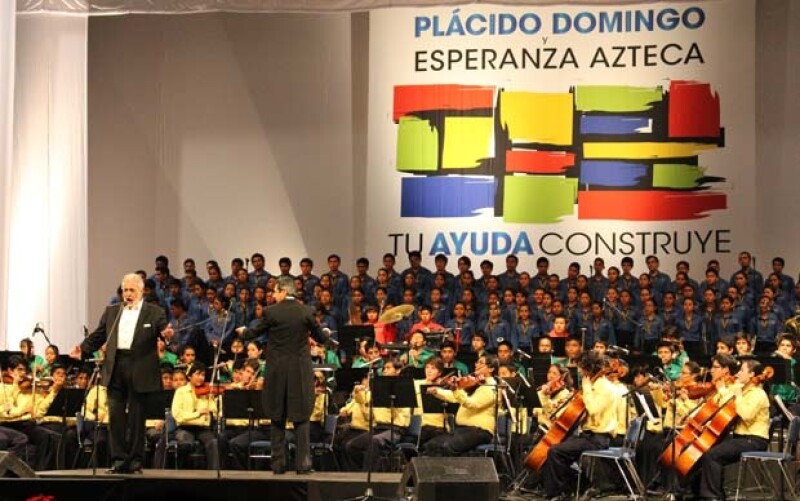 El tenor sacó nuevamente su lado altruista y junto con la Orquesta Sinfónica Esperanza Azteca reunieron fondos para los damnificados del huracán Manuel.