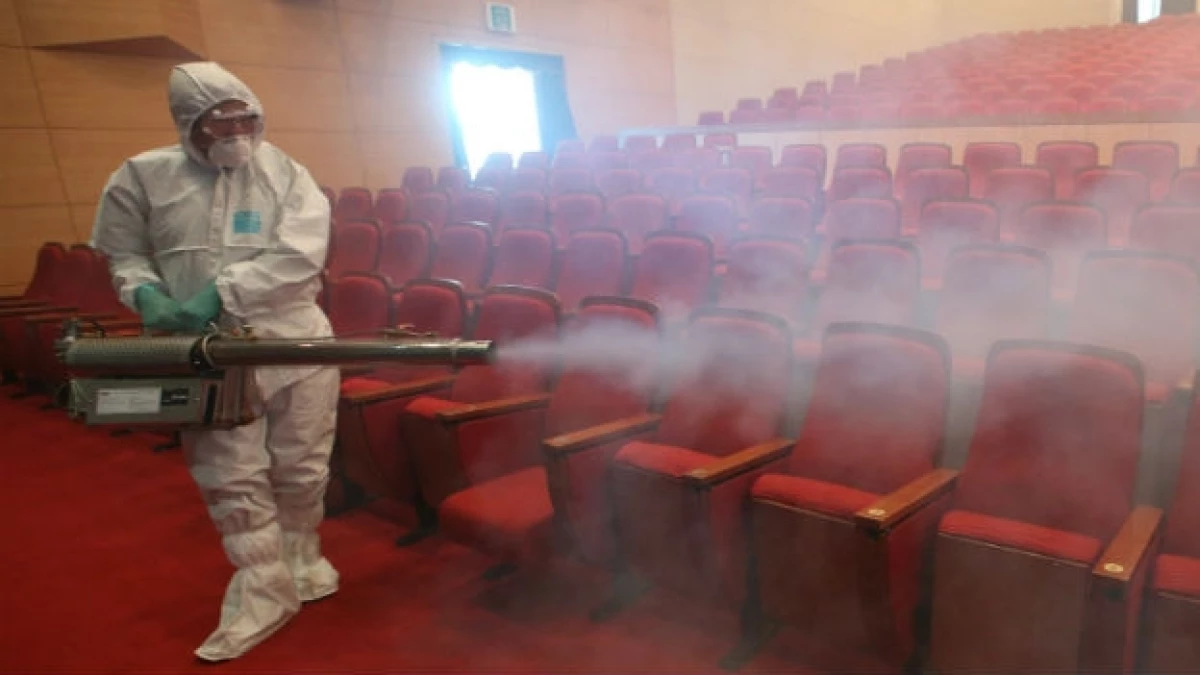 Un trabajador de salud fumiga un taller de arte en Seúl para prevenir la propagación del virus MERS