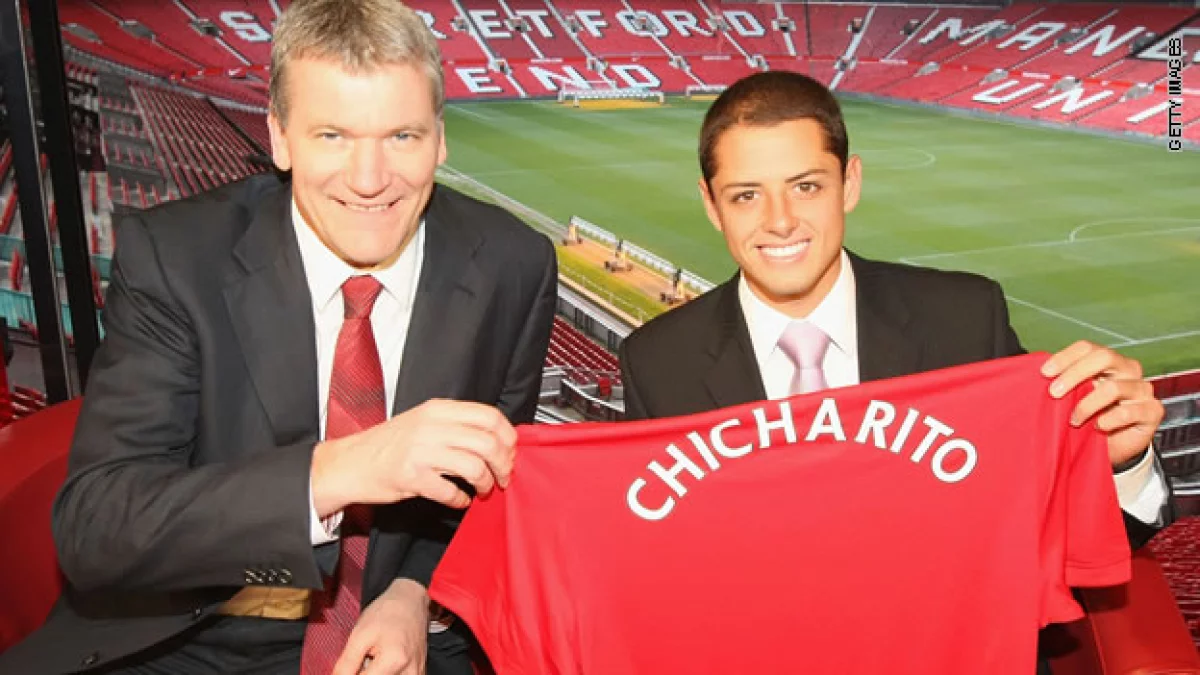 El nuevo jugador del Manchester, Javier "Chicharito", posa con la playera de su nuevo equipo