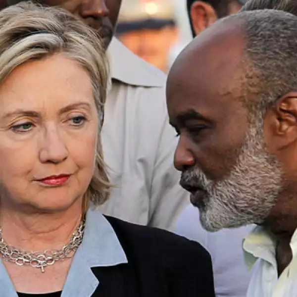 La secretaria de estado de EU, Hillary Clinton, visitó Puerto Príncipe, capital de Haití, para asugurar y planear métodos de distribución de  víveres y medicinas.