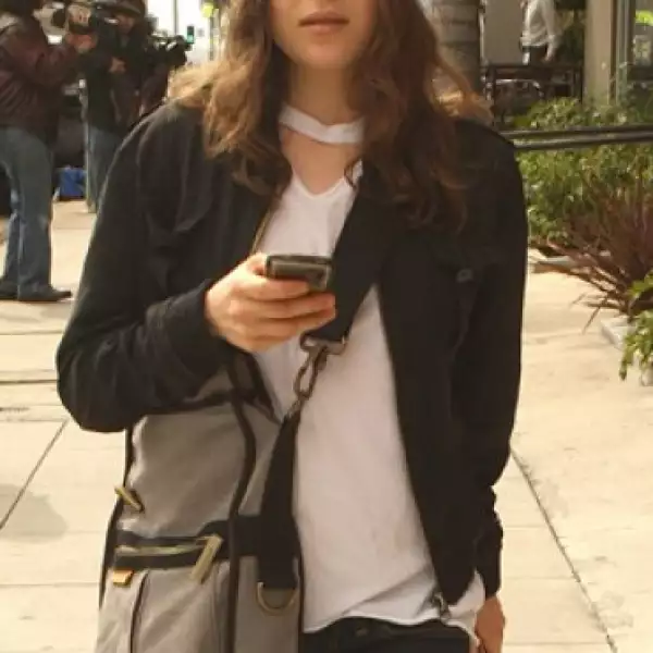Ellen Page sale de comer del restaurante Cuvée en Hollywood, California.