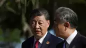El presidente chino Xi Jinping habla después de una foto de grupo en la cumbre del G20, en Río de Janeiro, Brasil, el 18 de noviembre de 2024.