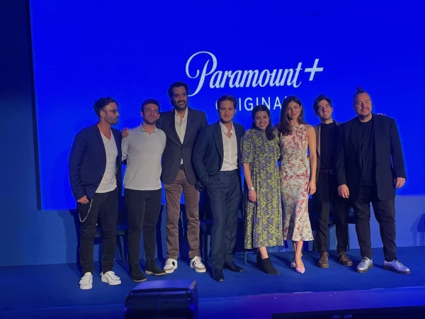 Elenco de At Midnight