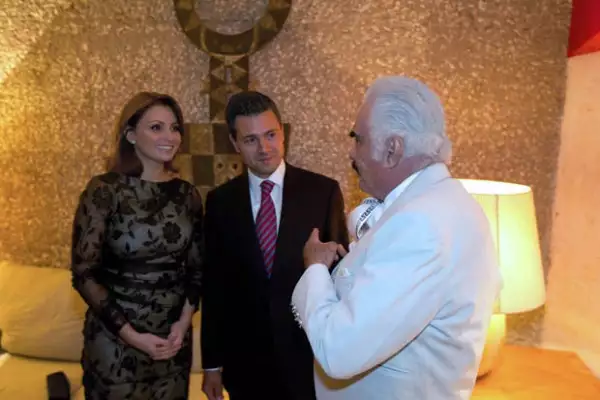 El presidente le hizo una petición especial al cantante, la cual éste último mencionó que no pudo cumplir por no saberse el tema solicitado.