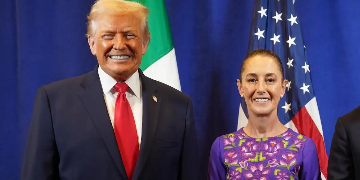 El presidente Donald Trump junto a la presidenta Claudia Sheinbaum. Atrás las banderas de Estados Unidos y México. 