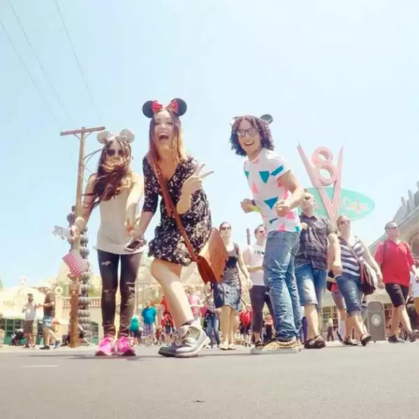 En su viaje lució cómoda y sexy con pantalones deportivos y una t-shirt.