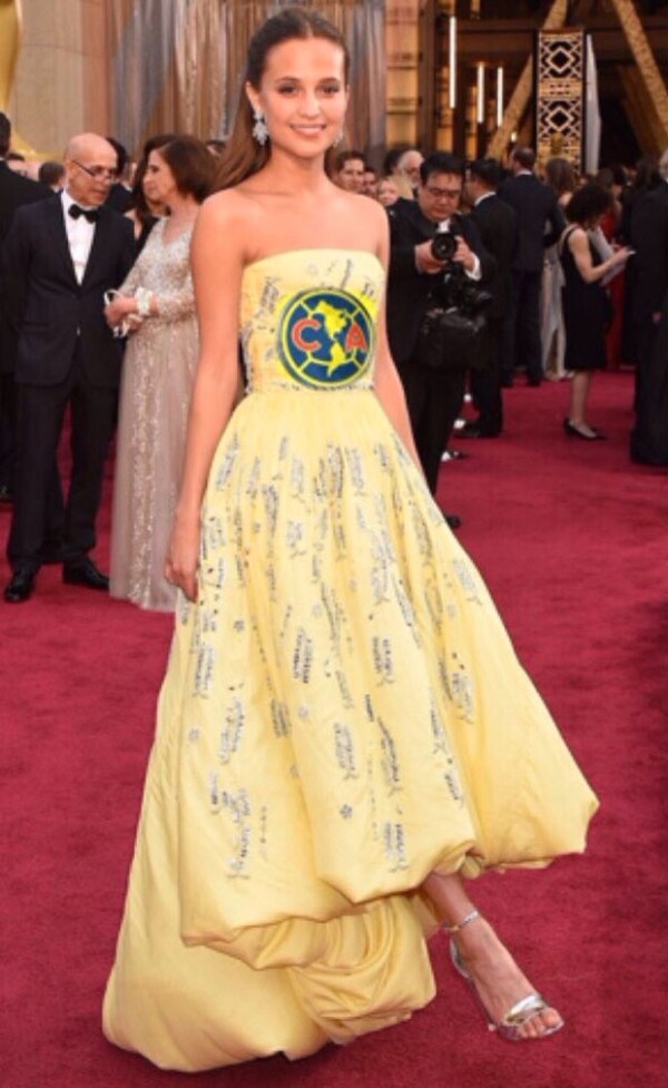 El vestido Louis Vuitton de Alicia se volvió uno de los favoritos para hacer memes.