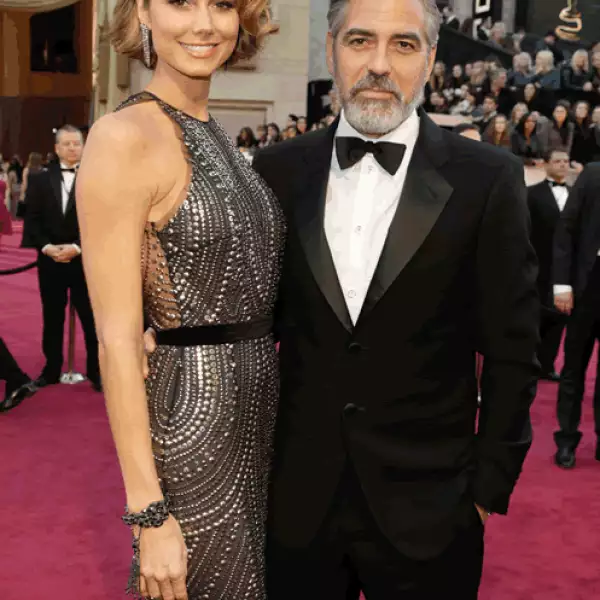 Era conocida por ser luchadora y modelo, además de poseer unas piernas kilométricas, pero realmente acaparó miradas cuando en 2011 comenzó una relación con el actor George Clooney.