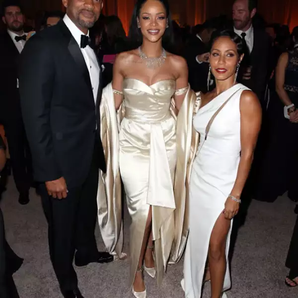 Durante la recaudación de fondos, Rihanna posó con Will y Jada.