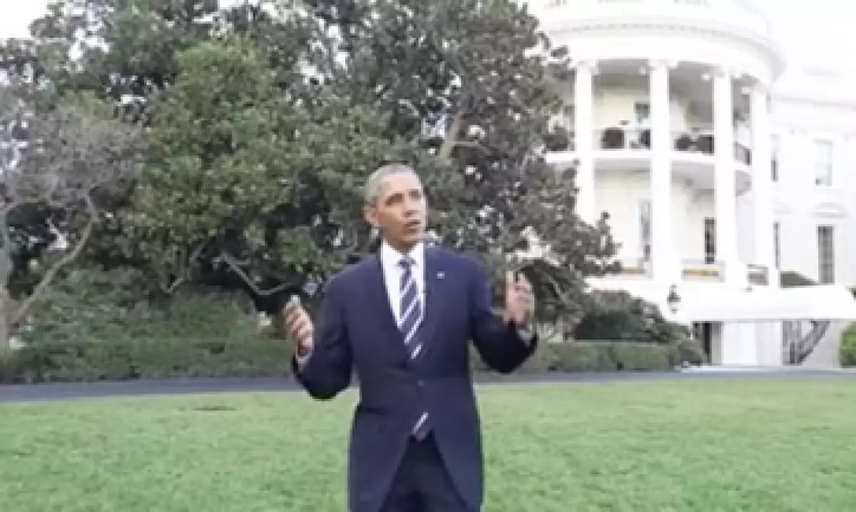 El mandatario estadounidense caminó por la Casa Blanca y lanzó un mensaje sobre el cambio climático en su primera aparición en su página de Facebook (Foto: Facebook/President Obama )