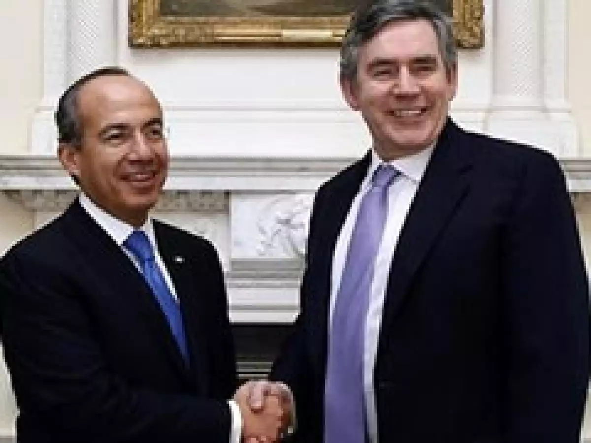 El presidente Felipe Calderón (izq) se reunió este lunes con el premier británico, Gordon Brown, anfitrión de la cumbre del G20. (Foto: AP)