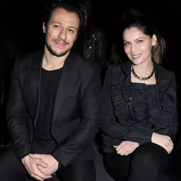 Stefano Accorsi y la modelo Laetitia Casta estuvieron en la primera fila durante el desfile de Givenchy.