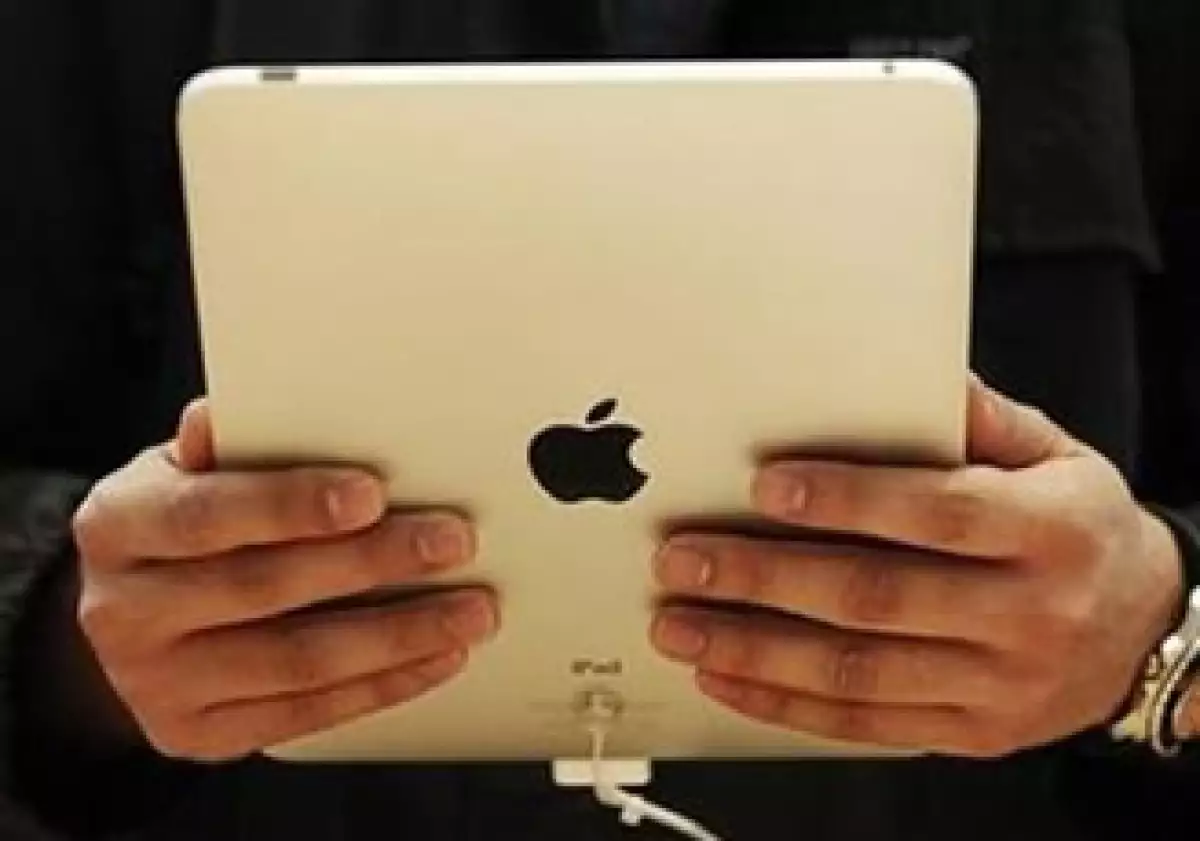 Los libros de papel nunca desaparecerán, menciona el sacerdote que desarrolla aplicaciones para el iPad. (Foto: Reuters)