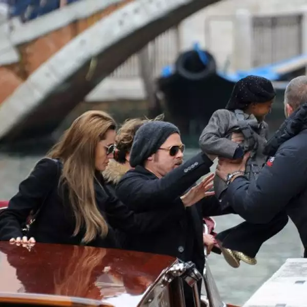 Y cuidadosamente, el actor ayudo a que se bajaran de su transporte acuático.