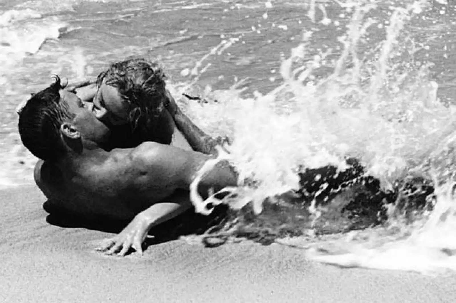 Quizás uno de los besos más emblemáticos de la historia del cine es el de Burt Lancaster y Deborah Kerr en el clásico From Here to Eternity de 1953.