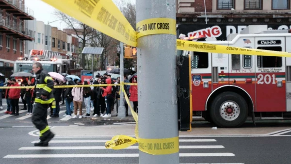 La policía y los servicios de emergencia se reúnen en el lugar donde se informó de un tiroteo de varias personas fuera de la estación de metro 36 St el 12 de abril de 2022 en el distrito de Brooklyn de la ciudad de Nueva York. Según las autoridades, se informó que varias personas recibieron disparos y se descubrieron varios dispositivos sin detonar en la estación de 36th Street y Fourth Avenue en el vecindario de Sunset Park.