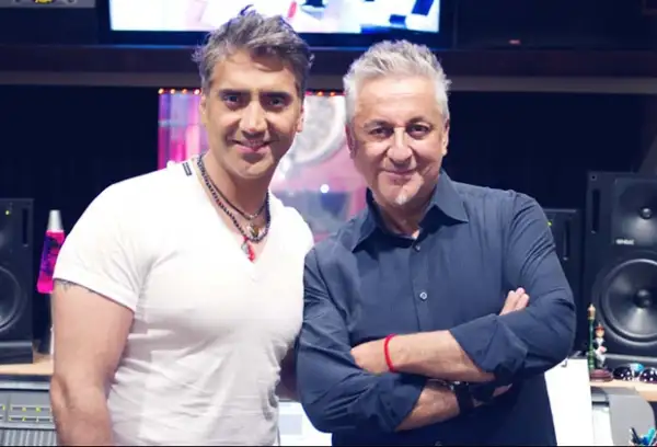 Alejandro y Humberto Gatica lucieron muy contentos y satisfechos después de terminar la grabación del tema.