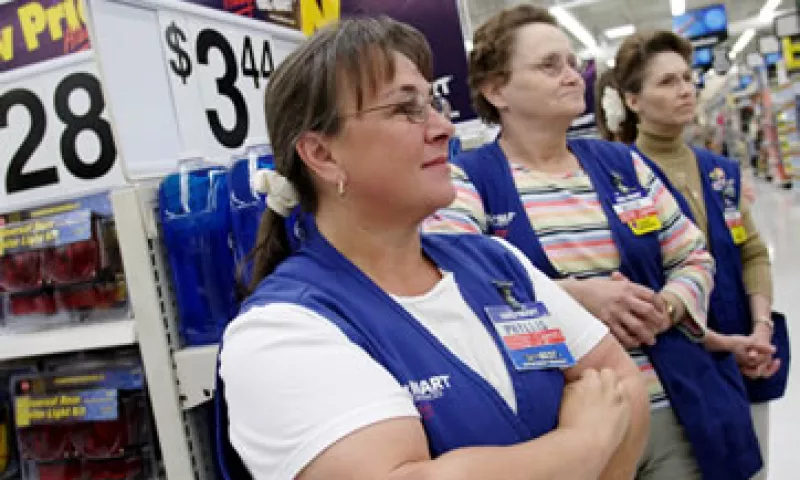 Empleadas de Walmart en Arkansas; la compañía deberá informarle a sus asociados que tienen el derecho de paro. (Foto: Getty Images )