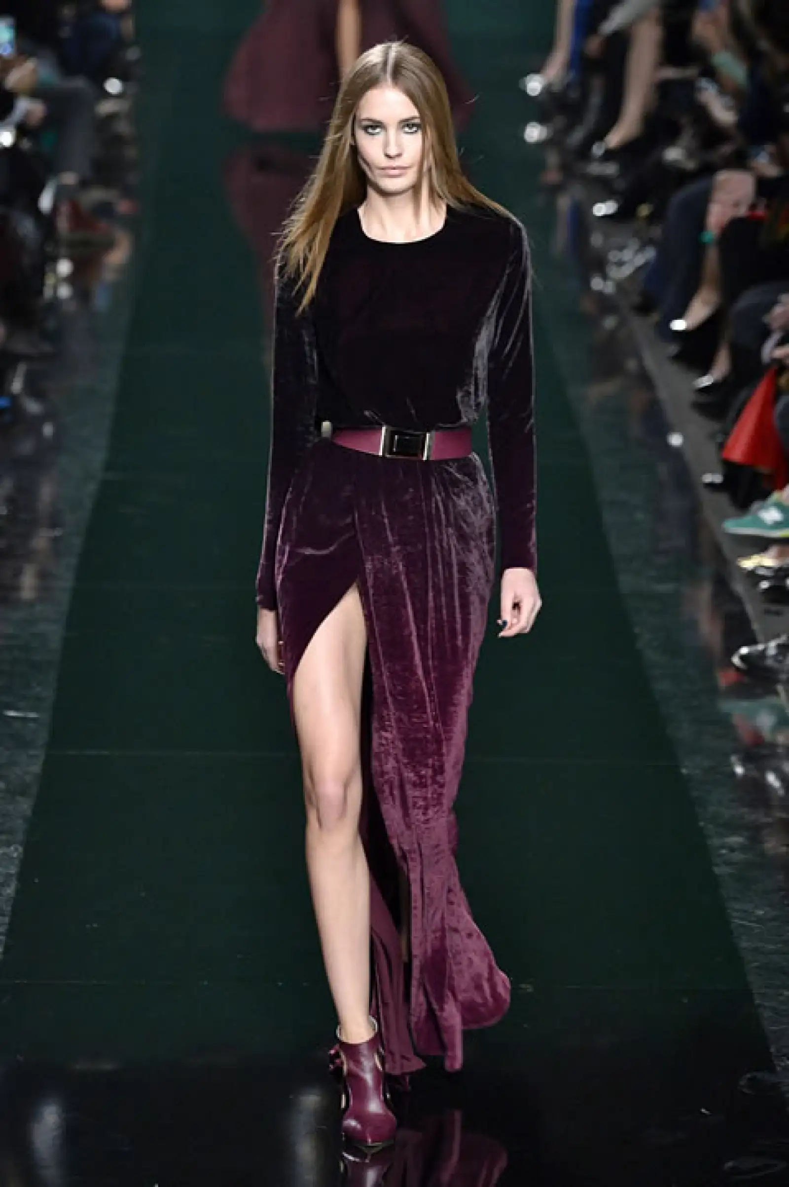 Elie Saab  Manteniendo la filosofía chic y glamourosa en diseños que le pueden quedar a cualquiera. Esta vez los tonos negro y vino fueron los protagonistas.