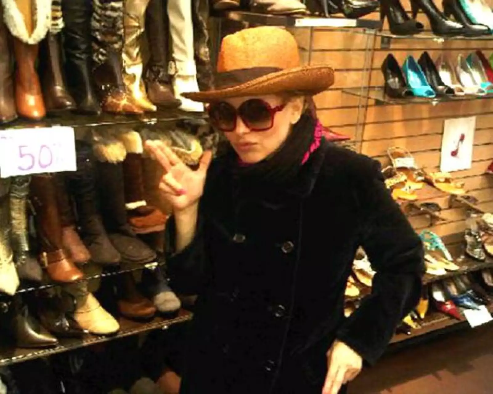 Paulina Rubio escribió.  “De incógnito por las calles de LA...”