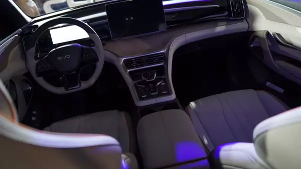 Autos chinos conquistan con 'lujo accesible', mientras las premium se estancan