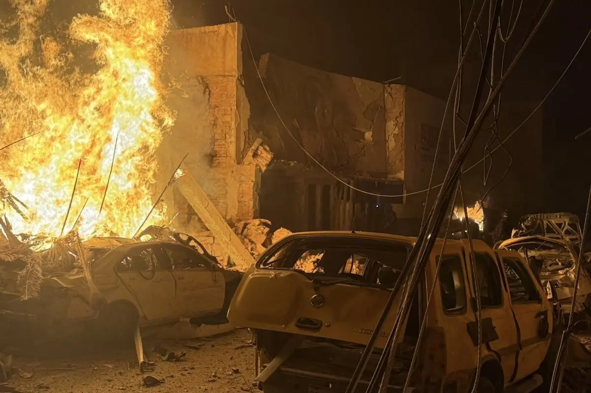 Coche se incendia frente a la sede de la Policía Municipal de Ojocaliente, Zacatecas. 