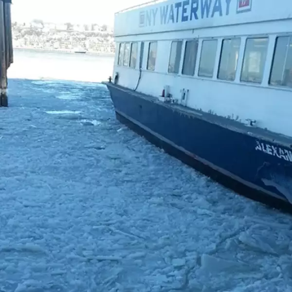El frio congela el rio Hudson en EU