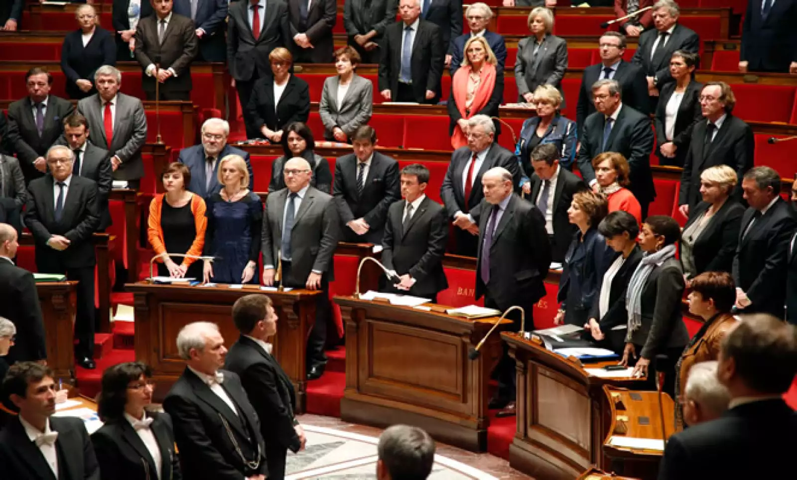 Los miembros del Gobierno francés y diputados guardaron un minuto de silencio durante una sesión en la Asamblea Nacional en París.
