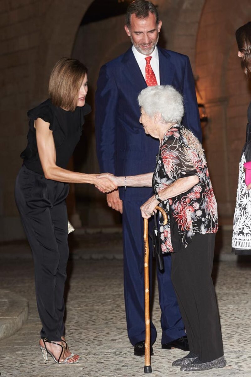 Las transparencias que utilizó la reina no fue lo que destacó en el evento que ofreció en Mallorca, sino sus delgados brazos, que ha puesto a los medios internacionales a cuestionar su salud.