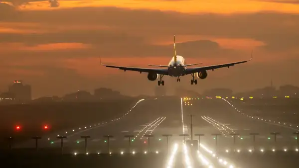 Un avión inicia el despegue de un vuelo en medio de una mañana. 
