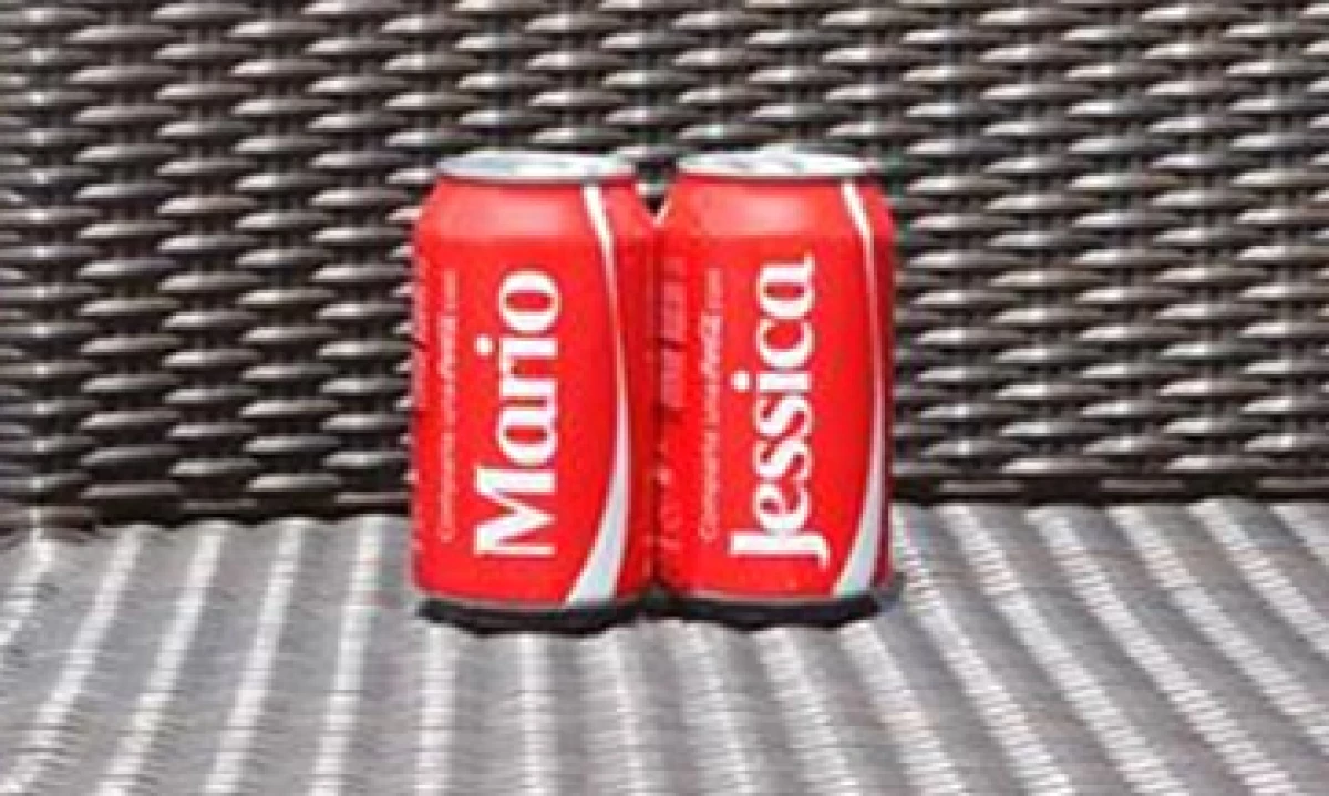Los clientes pueden ubicar el centro más cercano y el día que pueden personalizar su lata en la página de Arca. (Foto: tomada de facebook.com/cocacola)