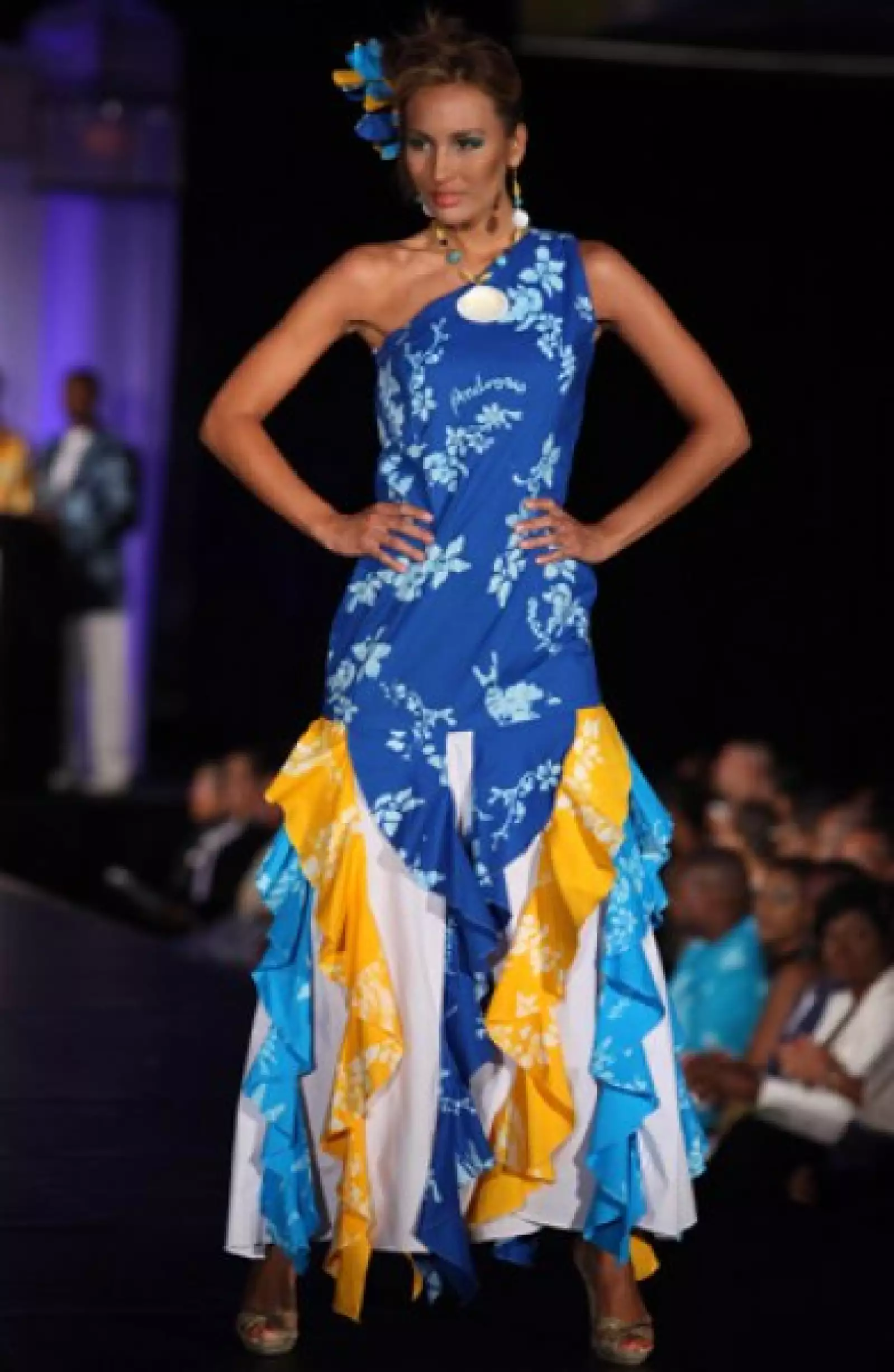 Martina Lee, de Alemania, modeló un vestido con vuelos en la parte inferior del vestido que le dieron un toque tropical.