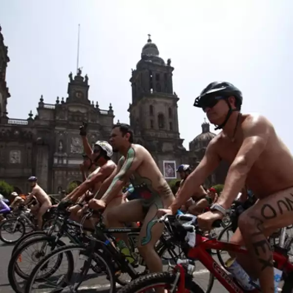 ciclistas desnudos frente a la catedral