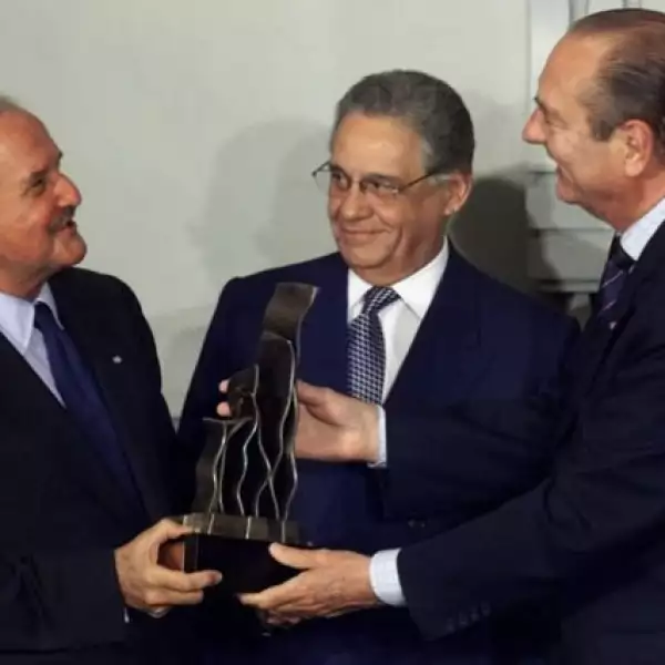 El escritor recibió al entonces presidente Zedillo en la ceremonia en la que recibió el reconocimiento de Identidad Latina de manos del ex presidente de Francia Jacques Chirac en Río de Janeiro.