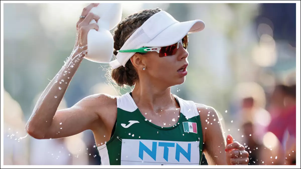 Foto de Alegna González con gorra blanca, lentes oscuros durante una carrera