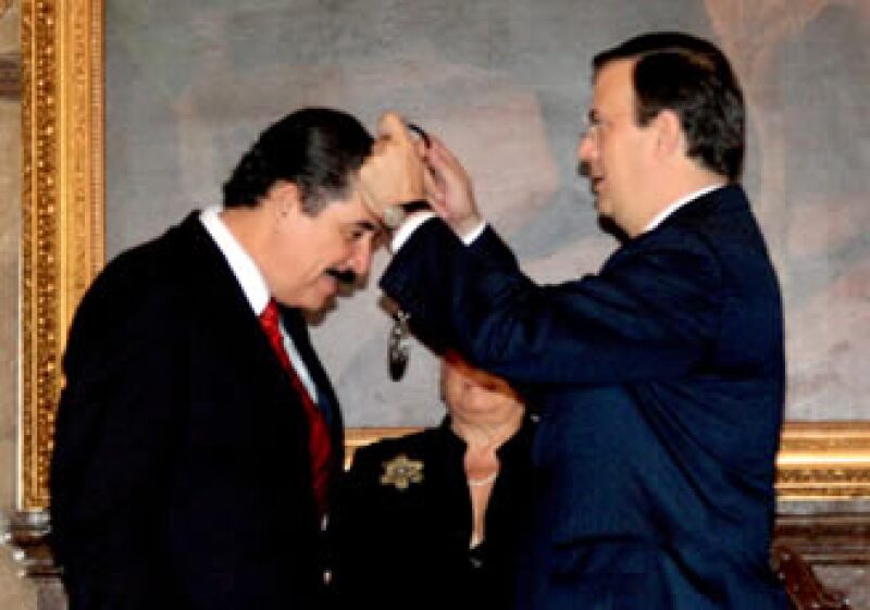 Manuel Zelaya fue condecorado por el Gobierno del Distrito Federal. (Foto: NTX)