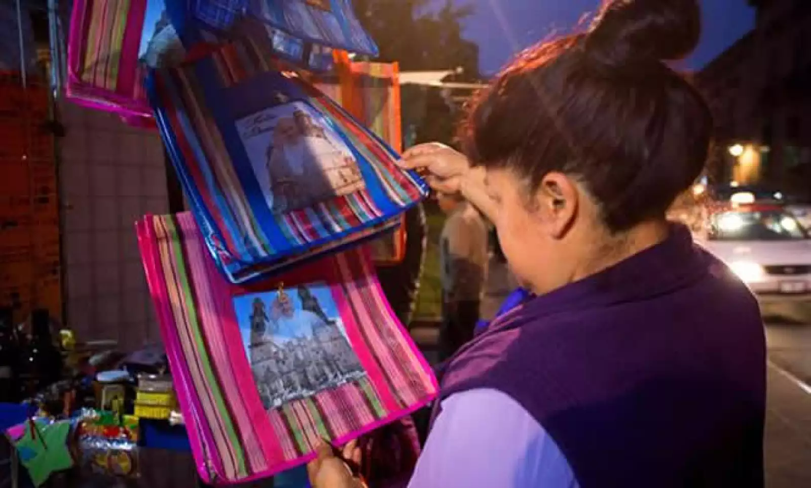 Semanas antes de la visita, la Catedral se volvió una popular decoración para bolsas y accesorios.