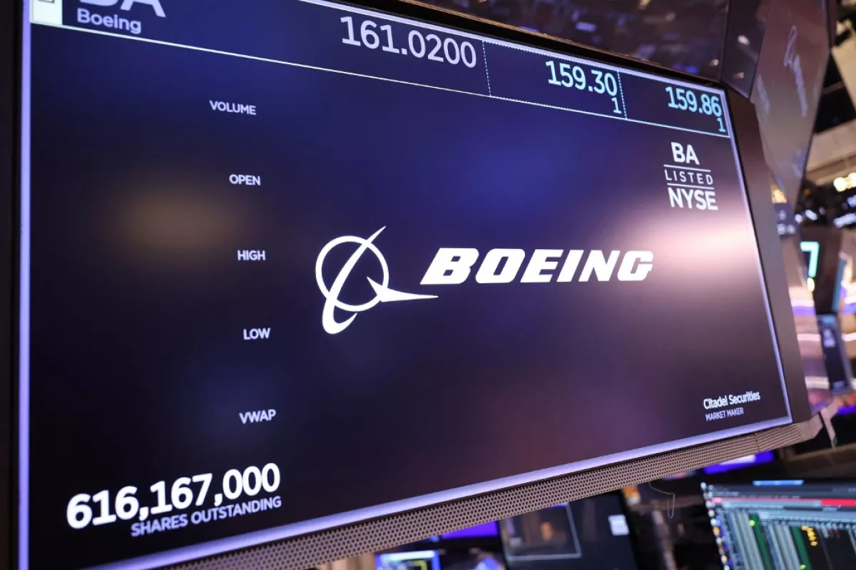 El logotipo de la compañía Boeing se muestra en el piso de la Bolsa de Valores de Nueva York durante la negociación matutina del 4 de septiembre de 2024 en la ciudad de Nueva York.